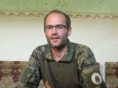 'Macer Gifford', combatiente en Siria (Raqqa, 2017) | © Karlos Zurutuza